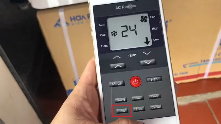 Nhấn nút reset khởi động lại máy lạnh để khắc phục lỗi