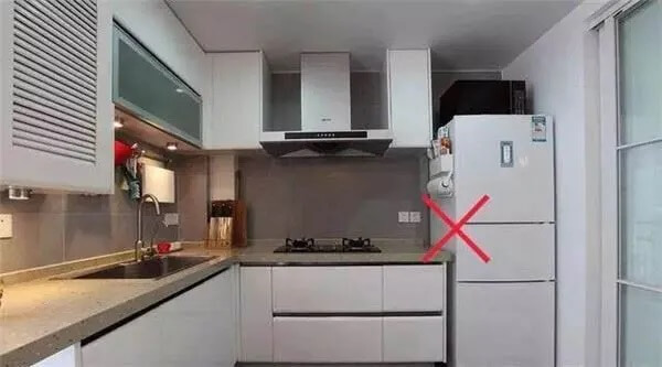Không đặt tủ lạnh cạnh bếp