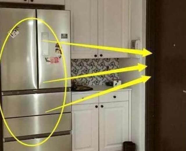 Cấm kỵ đặt tủ lạnh cạnh cửa ra vào